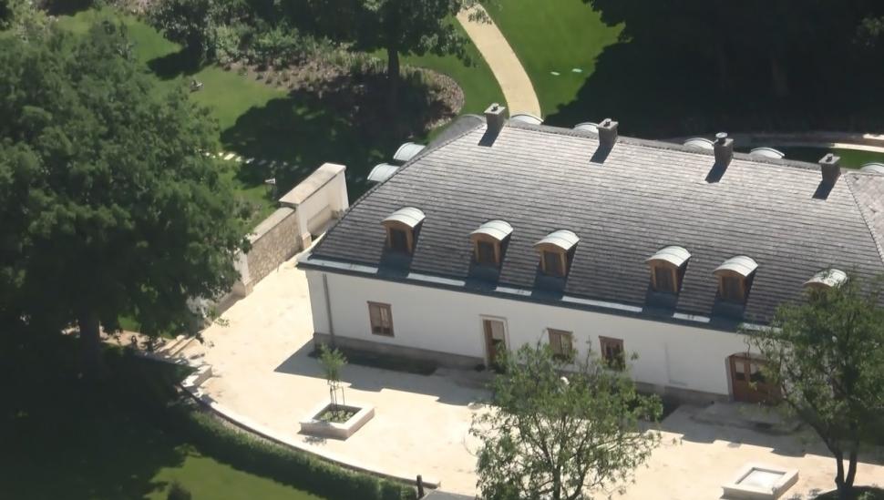 Imagini cu domeniul impresionant deţinut de premierul Ungariei. Proprietatea are trei iazuri, două piscine, un restaurant și numeroase apartamente de lux 841351