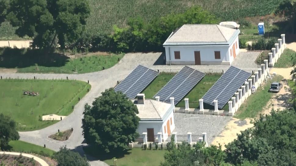 Imagini cu domeniul impresionant deţinut de premierul Ungariei. Proprietatea are trei iazuri, două piscine, un restaurant și numeroase apartamente de lux 841352