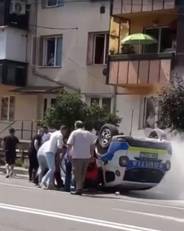 O maşină de poliţie aflată în misiune s-a răsturnat, la Sighişoara 841493