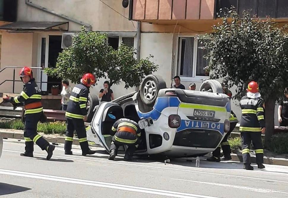 O maşină de poliţie aflată în misiune s-a răsturnat, la Sighişoara 841494