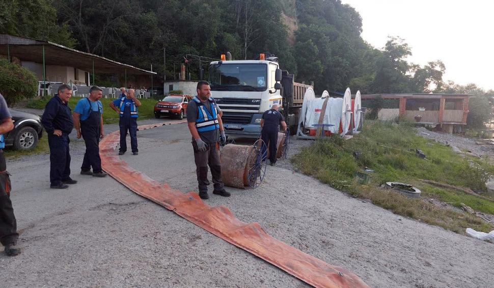 Dezastru ecologic pe Dunăre: 35 de tone de petrol se îndreaptă spre România! 841626