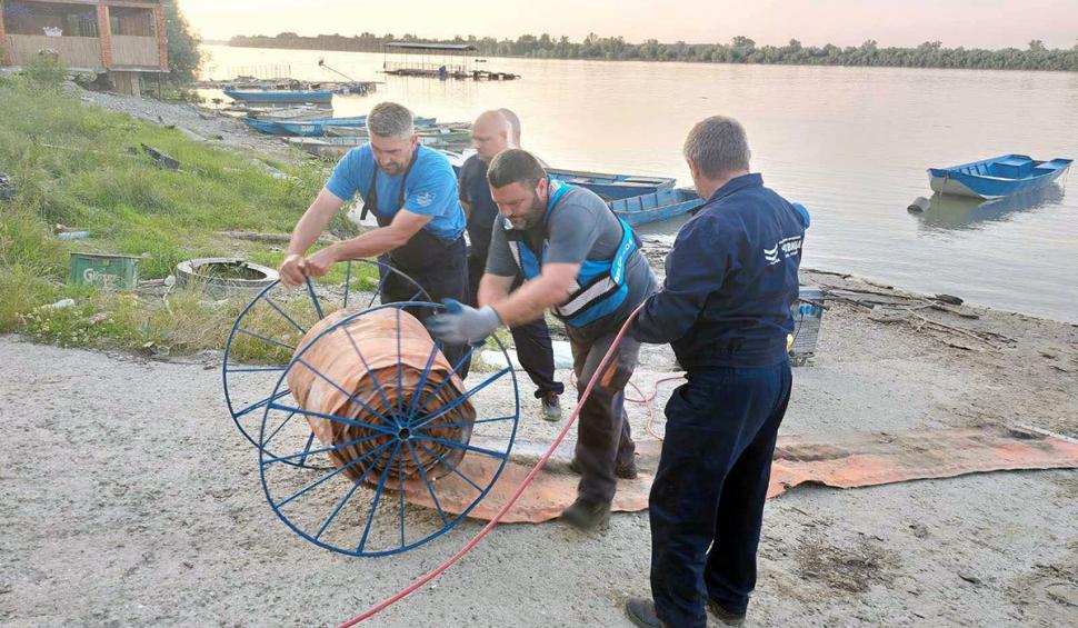 Dezastru ecologic pe Dunăre: 35 de tone de petrol se îndreaptă spre România! 841627