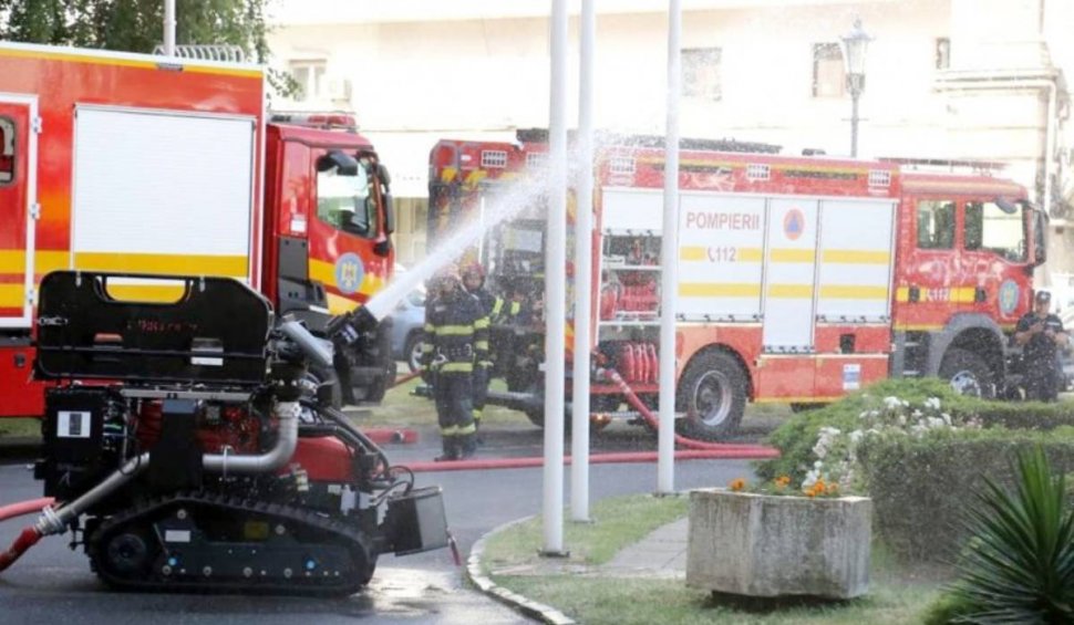 Intervenție cu roboți, la incendiul de la Petromidia. Este prima misiune a unei autospeciale de trasport roboți, în România