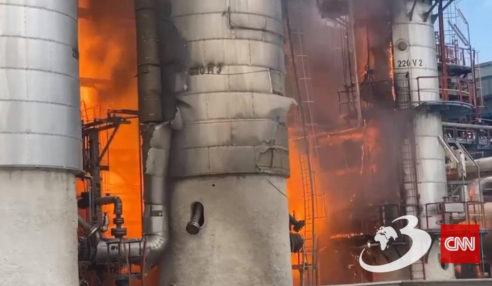 Primele imagini de la incendiul produs la rafinăria Petromidia. Muncitorii fug din calea flăcărilor 841779