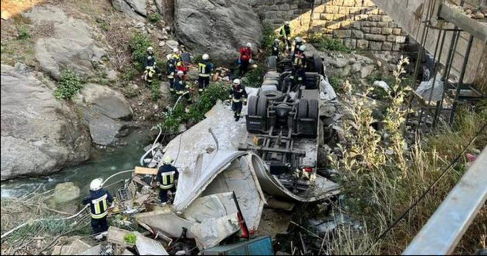 "Nu ne vine să credem" | Şofer român de TIR strivit de cabină într-un tragic accident, în Italia. Un băieţel de 11 ani va crește fără tată 841663