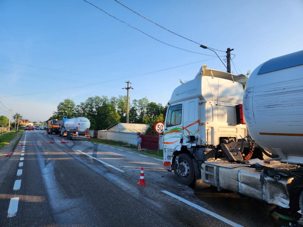 Accident între o cisternă plină cu GPL și un TIR, în Drăgușeni, județul Suceava! Traficul este oprit 841901