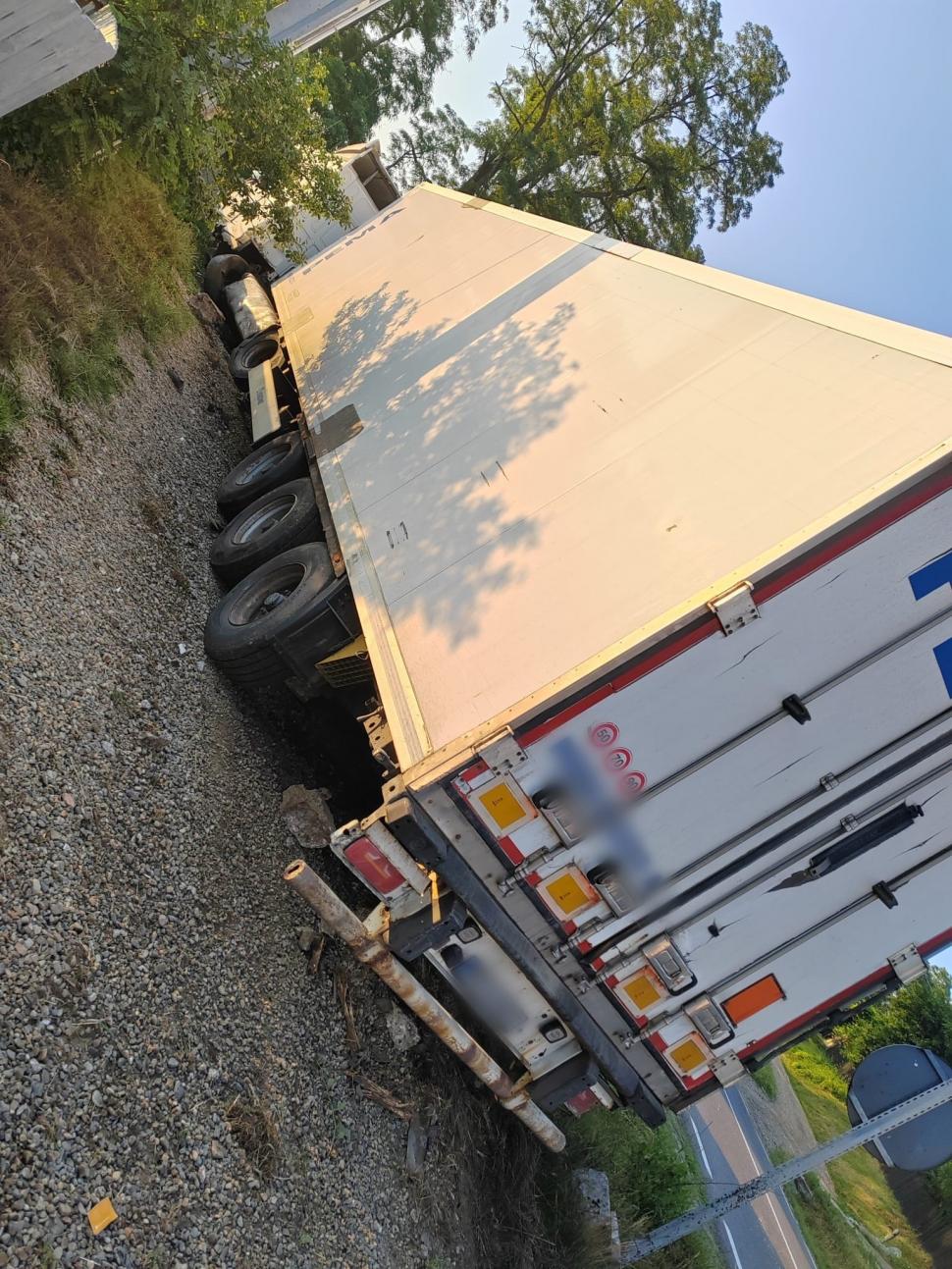 Accident între o cisternă plină cu GPL și un TIR, în Drăgușeni, județul Suceava! Traficul este oprit 841908