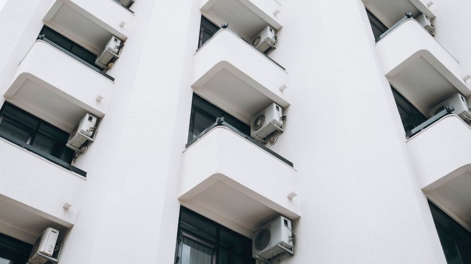 Ce amenzi riscă românii care dețin aparate de aer condiționat în apartament și nu respectă această regulă