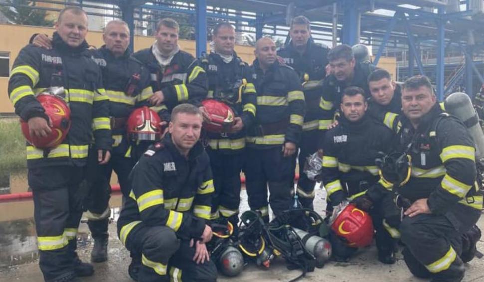 "Priviți-le chipurile. Merită tot respectul!": Ei sunt pompierii care au intervenit la incendiul de la rafinăria Petromidia 842063