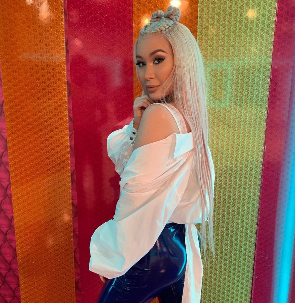 Cântăreața Xonia a fost prinsă băută și drogată la volan! Artista nu avea voie să conducă pe teritoriul României 842170