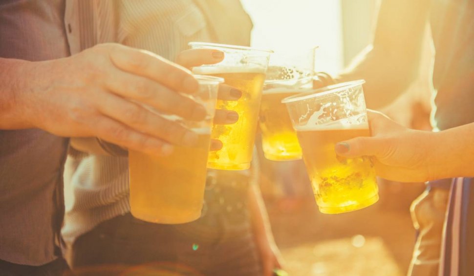 Ce se întâmplă în corpul nostru dacă bem bere când e caniculă. Avertismentul medicilor