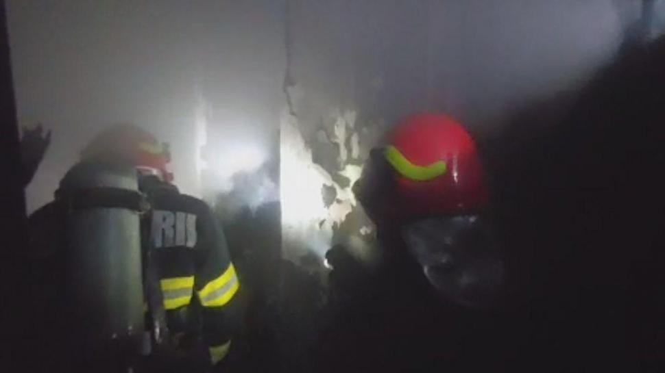 Un bărbat şi-ar fi dat foc în garsonieră, la Râmnicu Vâlcea | Peste 100 de oameni evacuaţi 842138