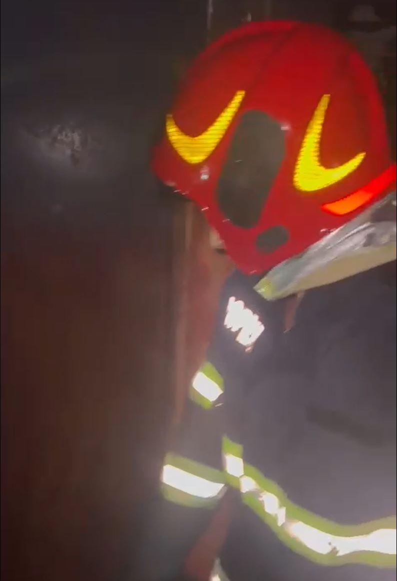 Un bărbat şi-ar fi dat foc în garsonieră, la Râmnicu Vâlcea | Peste 100 de oameni evacuaţi 842139