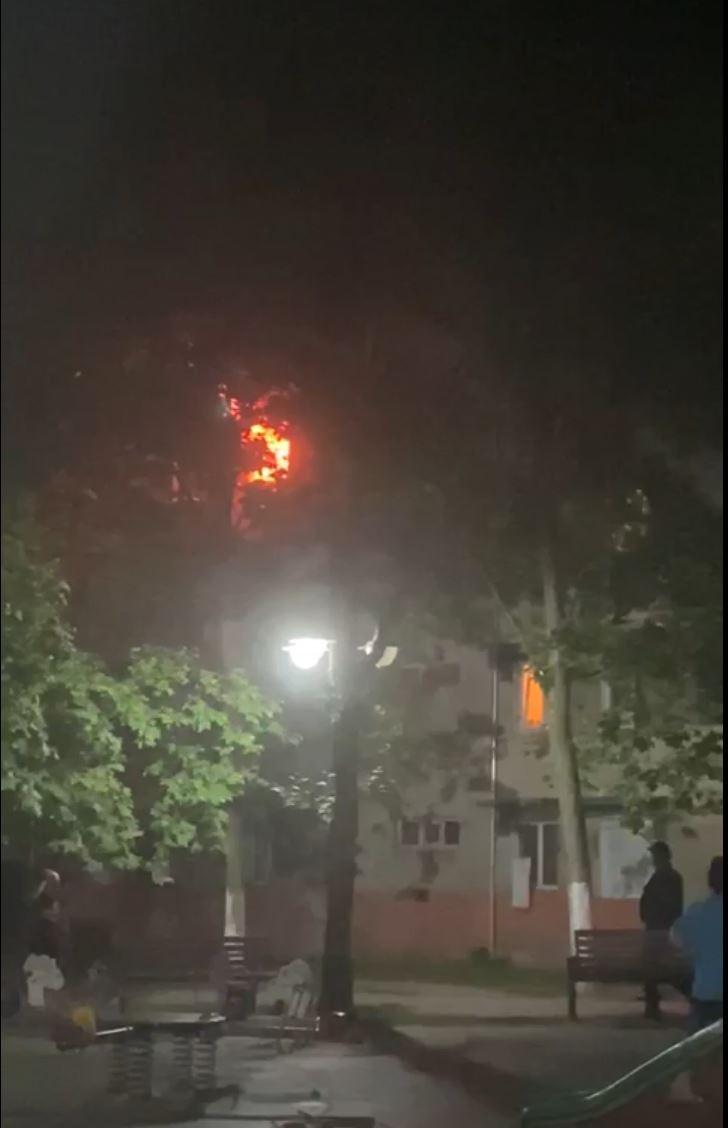 Un bărbat şi-ar fi dat foc în garsonieră, la Râmnicu Vâlcea | Peste 100 de oameni evacuaţi 842141