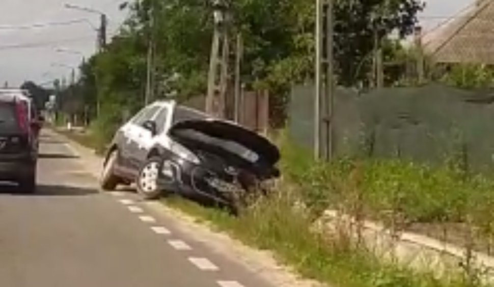 Maşină de poliţie, implicată într-un accident cu un taxi, în Maramureş | Patru persoane au fost rănite