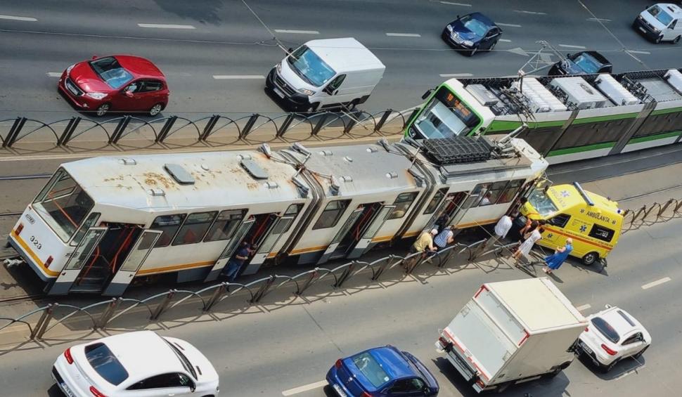 "Am auzit bubuitura" | Tamponare frontală între o ambulanţă şi un tramvai, pe Şoseaua Ştefan cel Mare din Bucureşti 842212