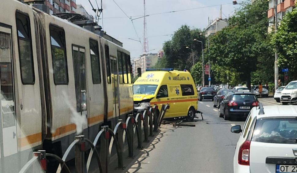 "Am auzit bubuitura" | Tamponare frontală între o ambulanţă şi un tramvai, pe Şoseaua Ştefan cel Mare din Bucureşti 842213