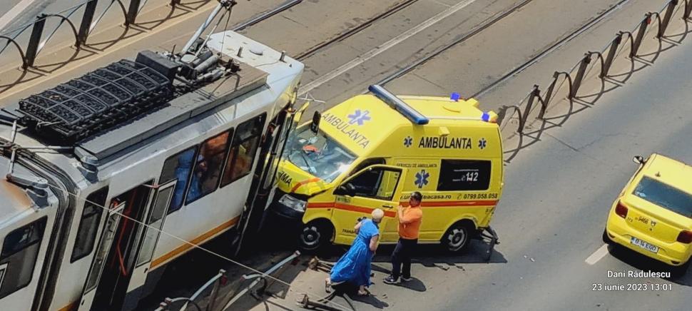 "Am auzit bubuitura" | Tamponare frontală între o ambulanţă şi un tramvai, pe Şoseaua Ştefan cel Mare din Bucureşti 842215