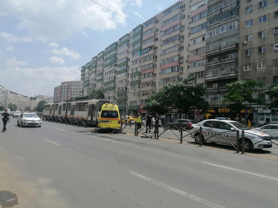 "Am auzit bubuitura" | Tamponare frontală între o ambulanţă şi un tramvai, pe Şoseaua Ştefan cel Mare din Bucureşti 842226