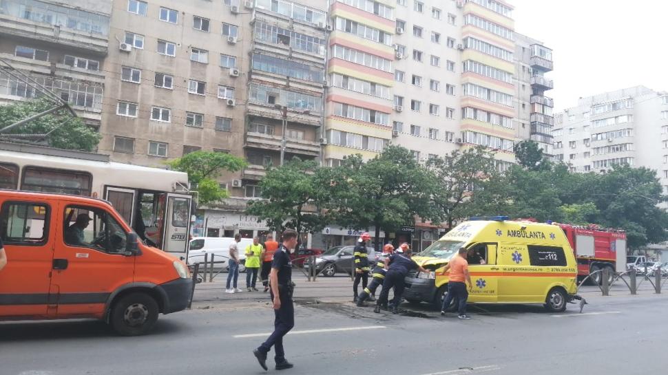 "Am auzit bubuitura" | Tamponare frontală între o ambulanţă şi un tramvai, pe Şoseaua Ştefan cel Mare din Bucureşti 842227