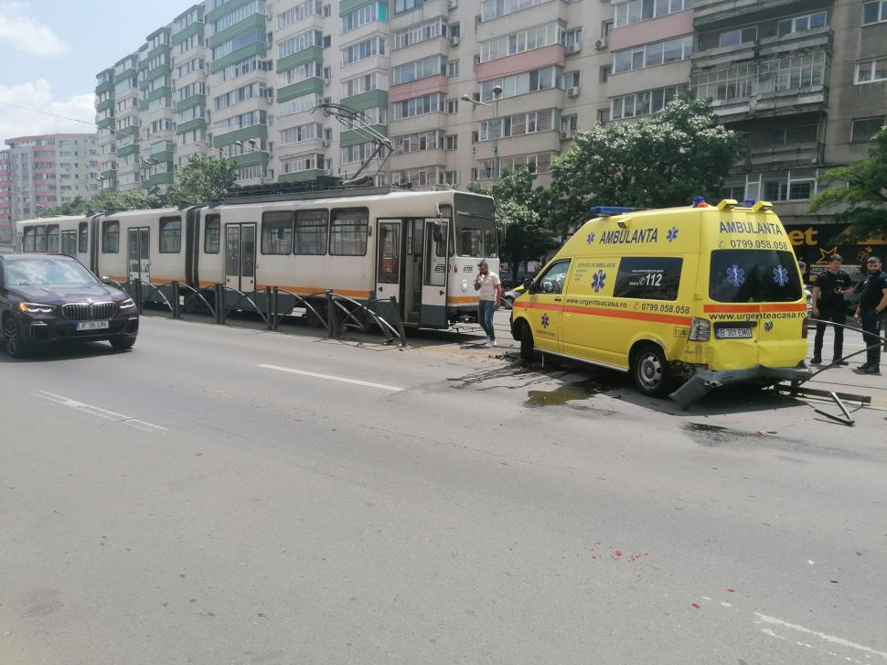 "Am auzit bubuitura" | Tamponare frontală între o ambulanţă şi un tramvai, pe Şoseaua Ştefan cel Mare din Bucureşti 842228