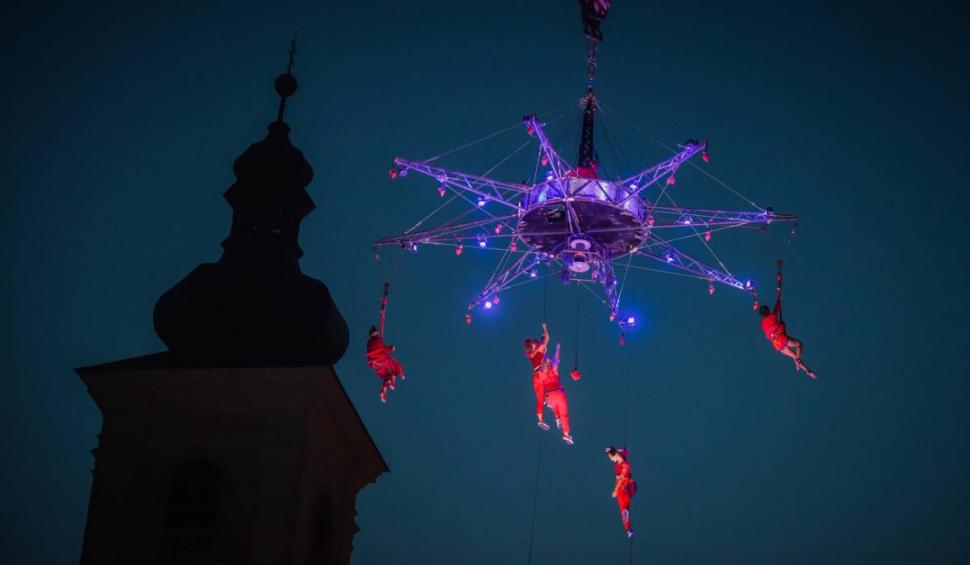 "Cod roșu de acrobații", la deschiderea FITS, în Sibiu. Mii de oameni au fost prezenți în Piața Mare 842307