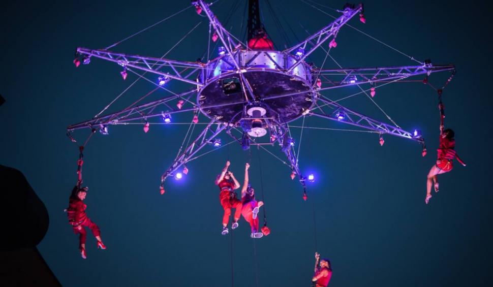 "Cod roșu de acrobații", la deschiderea FITS, în Sibiu. Mii de oameni au fost prezenți în Piața Mare 842308