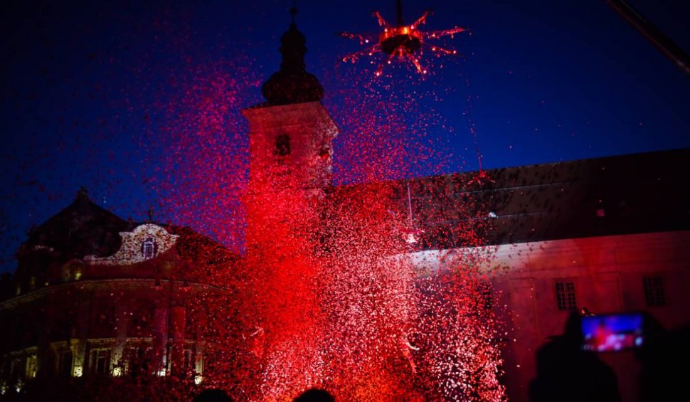 "Cod roșu de acrobații", la deschiderea FITS, în Sibiu. Mii de oameni au fost prezenți în Piața Mare