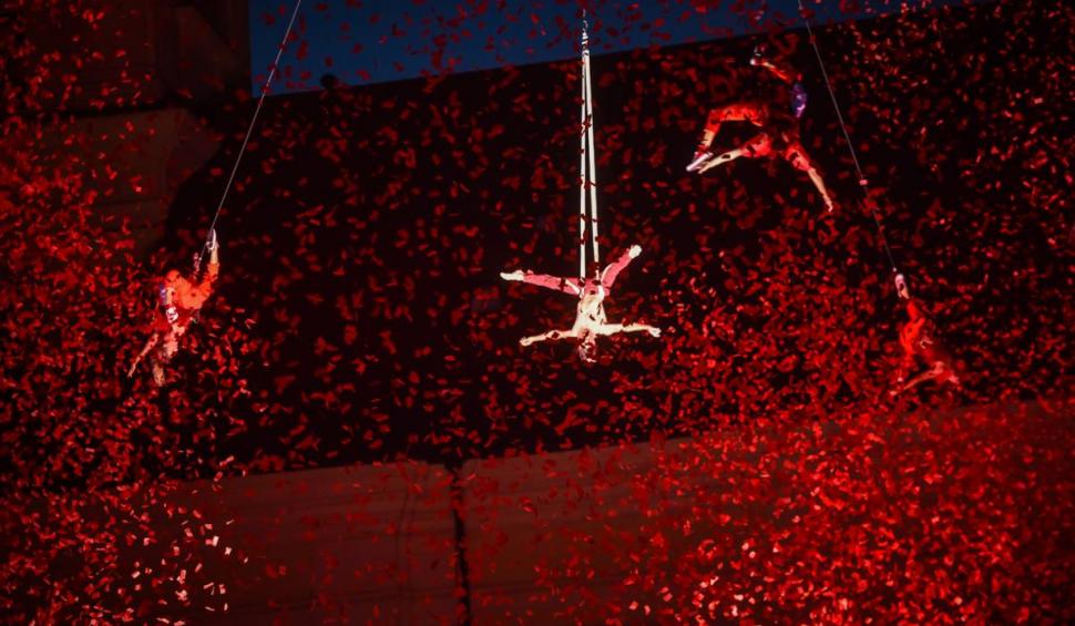 "Cod roșu de acrobații", la deschiderea FITS, în Sibiu. Mii de oameni au fost prezenți în Piața Mare 842312