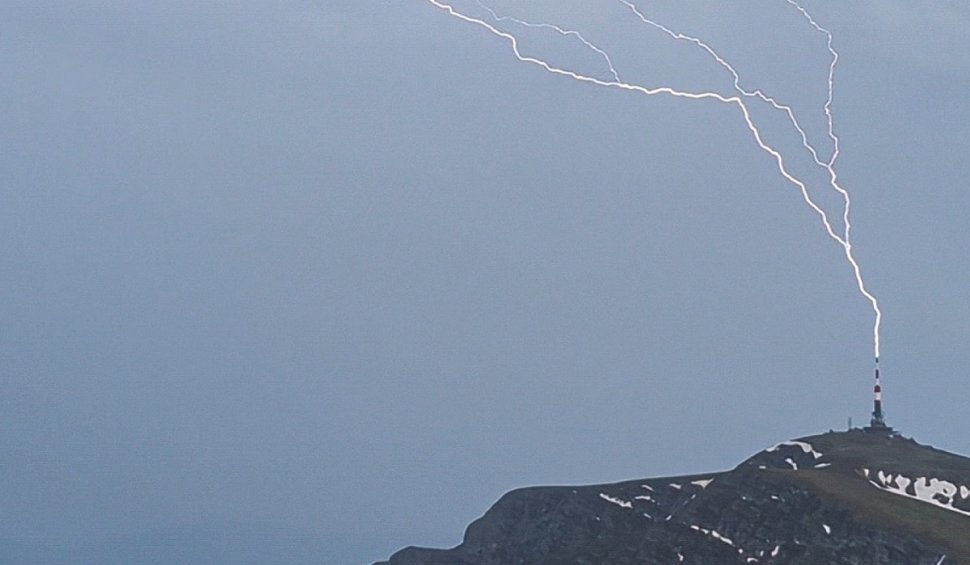 "O filmare trăsnet": Imagini virale cu un fulger care "atinge" releul de pe Coștila, surprinse la stația meteo Vârful Omu