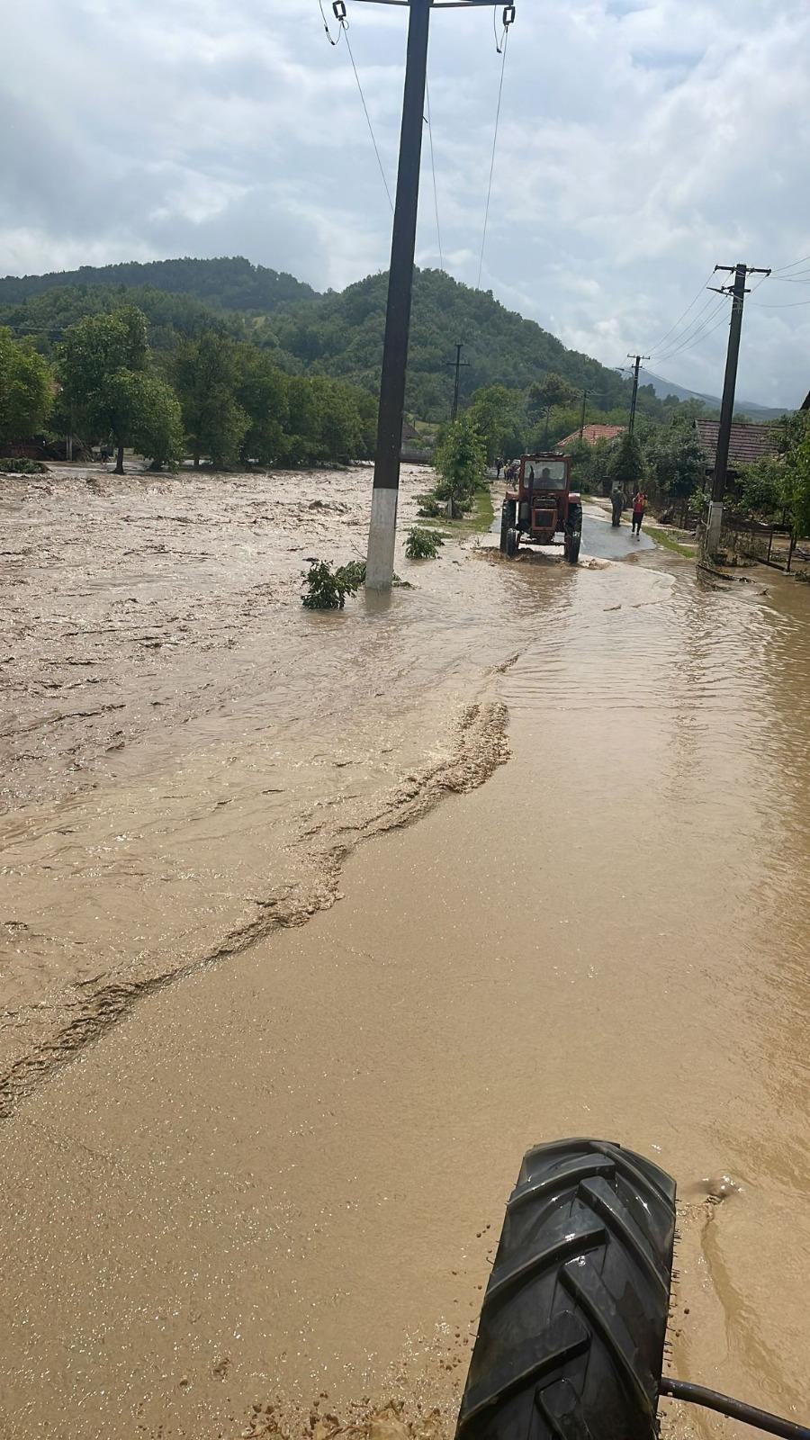 Natura s-a dezlănţuit! Drumuri distruse de viitură și sate izolate, în mai multe județe 842501