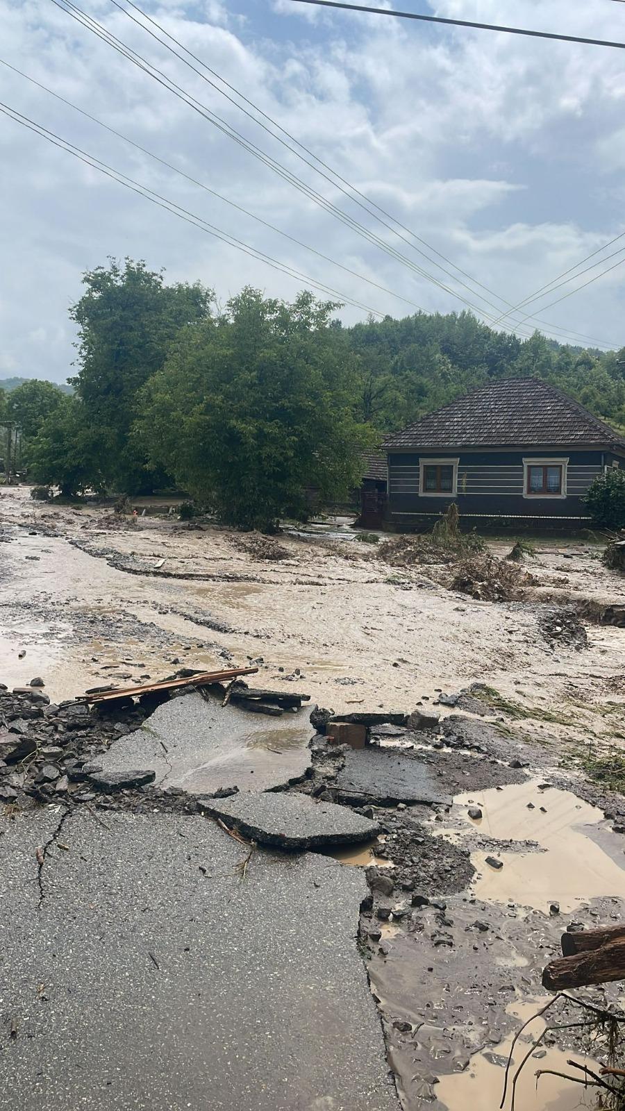 Natura s-a dezlănţuit! Drumuri distruse de viitură și sate izolate, în mai multe județe 842507