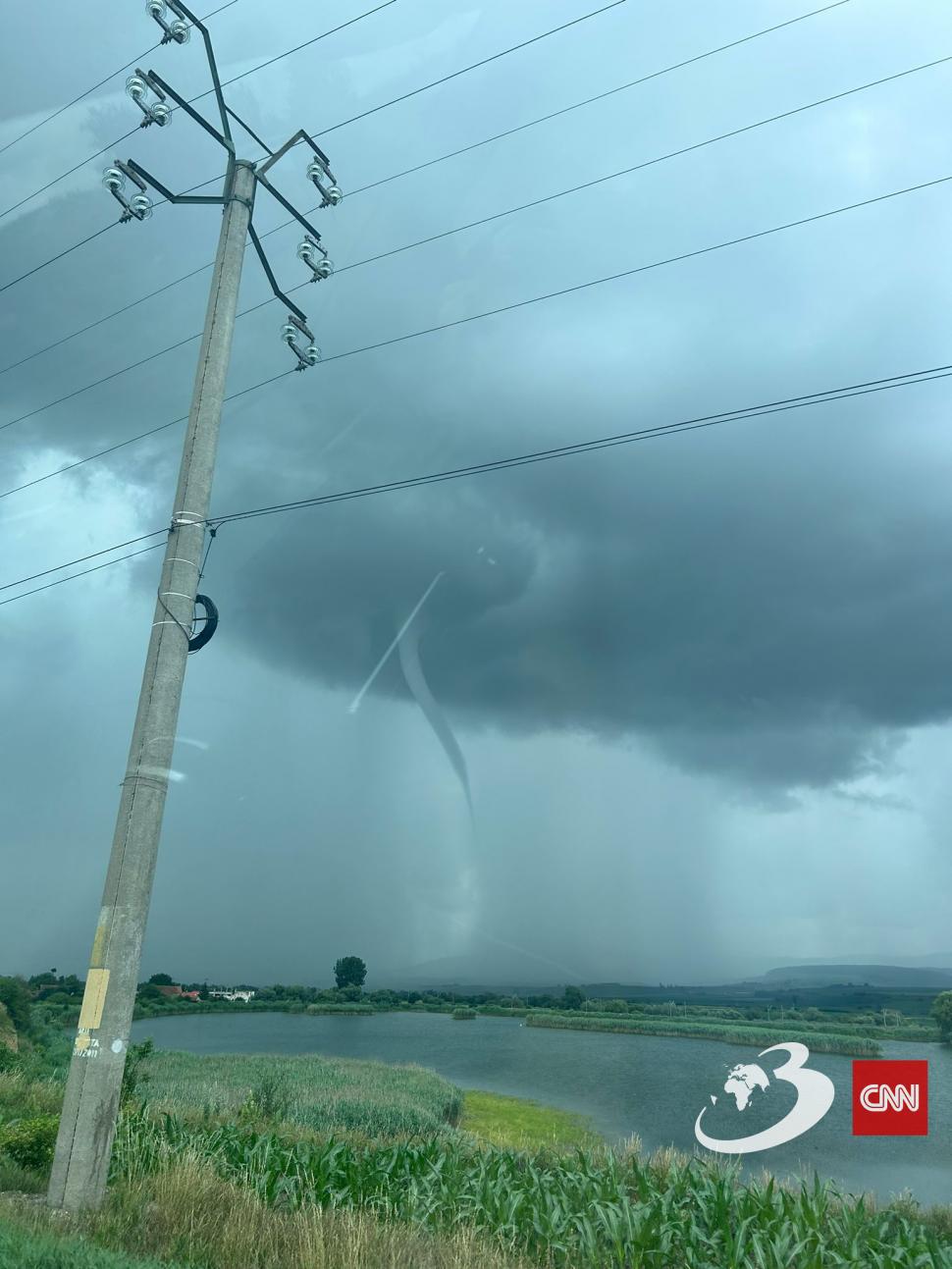 Fenomen impresionant pe cerul României! O "mini-tornadă" i-a surprins pe șoferii care circulau între Brașov și Sighișoara 842493