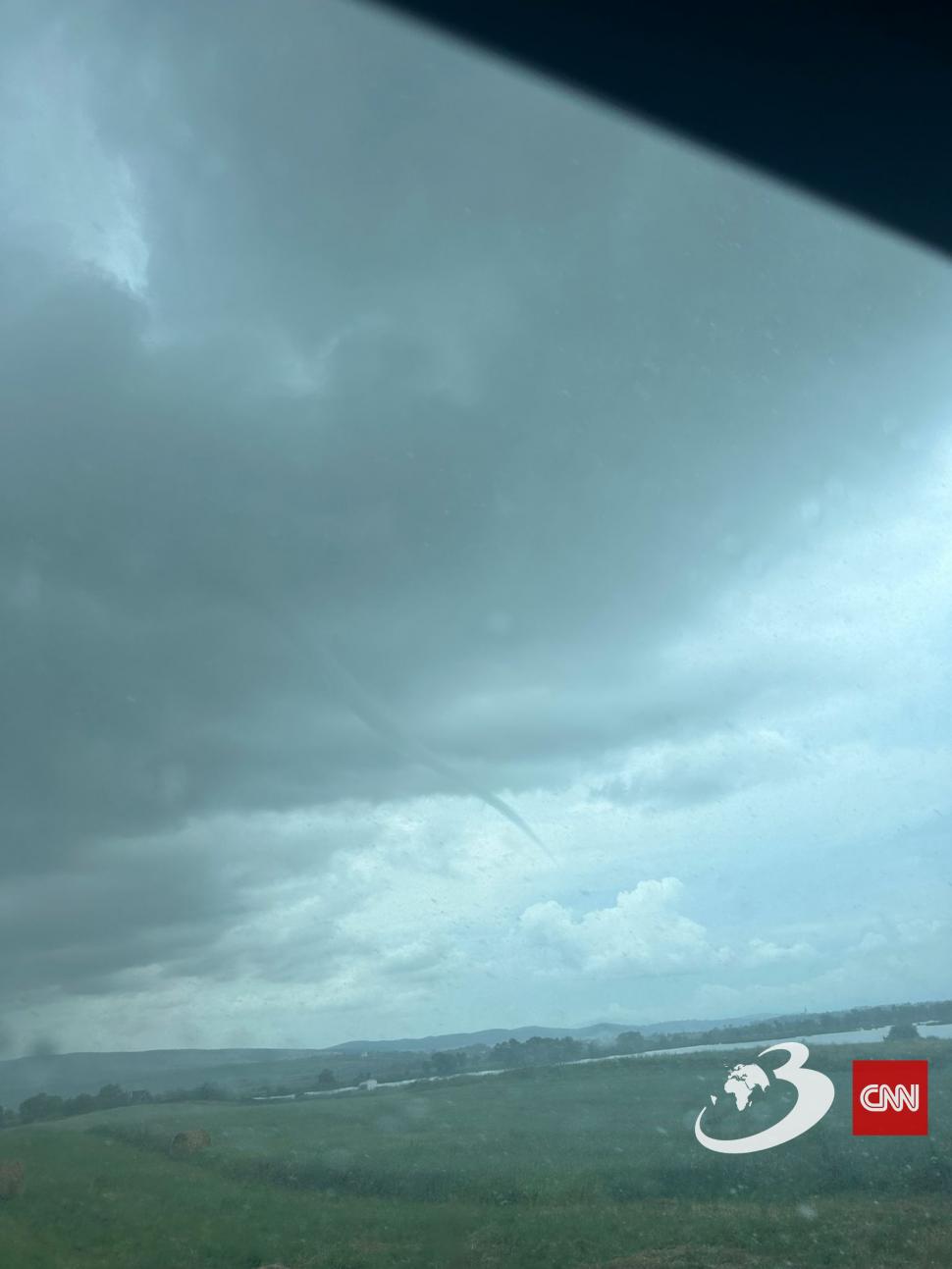 Fenomen impresionant pe cerul României! O "mini-tornadă" i-a surprins pe șoferii care circulau între Brașov și Sighișoara 842494