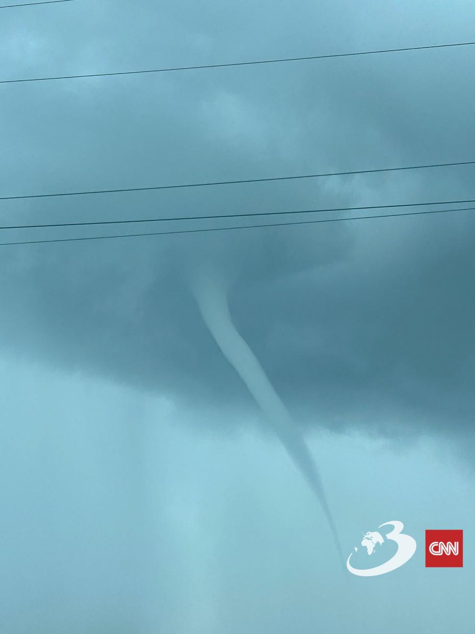 Fenomen impresionant pe cerul României! O "mini-tornadă" i-a surprins pe șoferii care circulau între Brașov și Sighișoara 842495