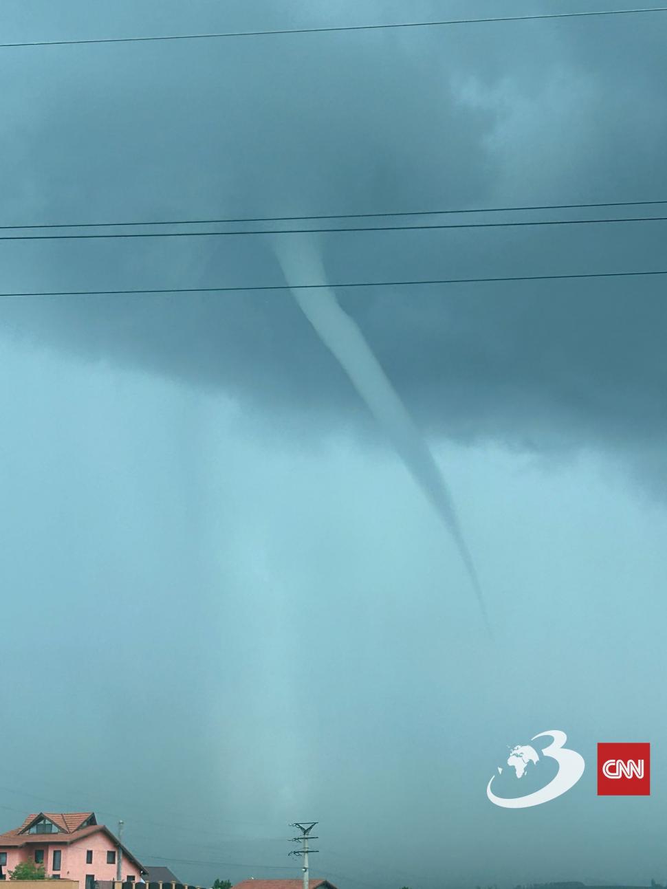 Fenomen impresionant pe cerul României! O "mini-tornadă" i-a surprins pe șoferii care circulau între Brașov și Sighișoara 842496