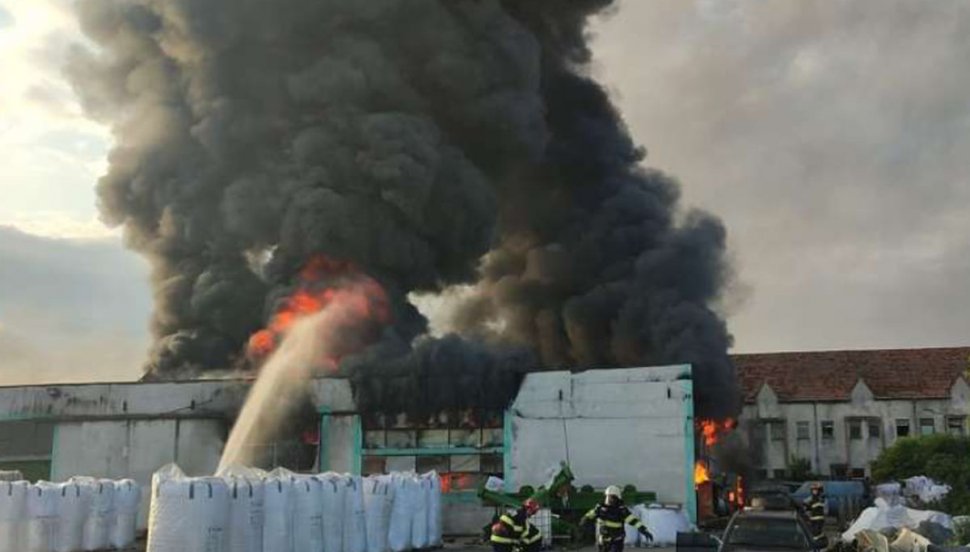Incendiu uriaş în Satu Mare la un depozit de mase plastice