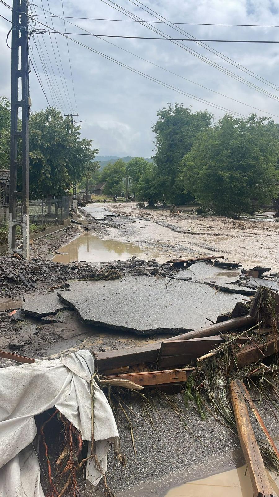 Pensionar, găsit mort pe un teren agricol | Bătrânul a fost luat de viiturile care au făcut prăpăd în Arad 842544
