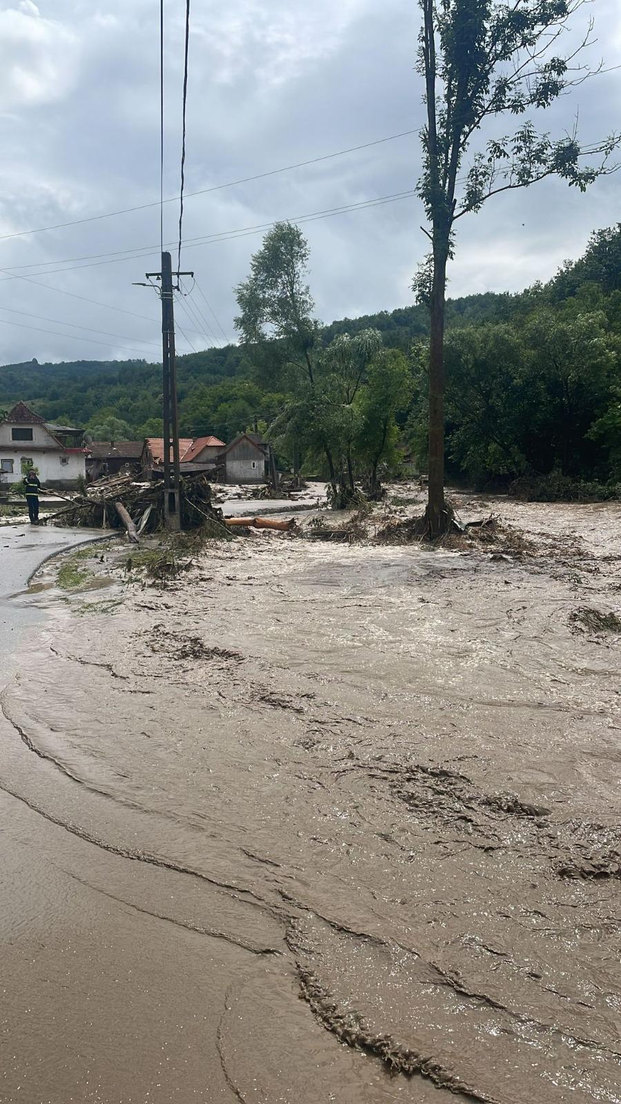 Pensionar, găsit mort pe un teren agricol | Bătrânul a fost luat de viiturile care au făcut prăpăd în Arad 842546