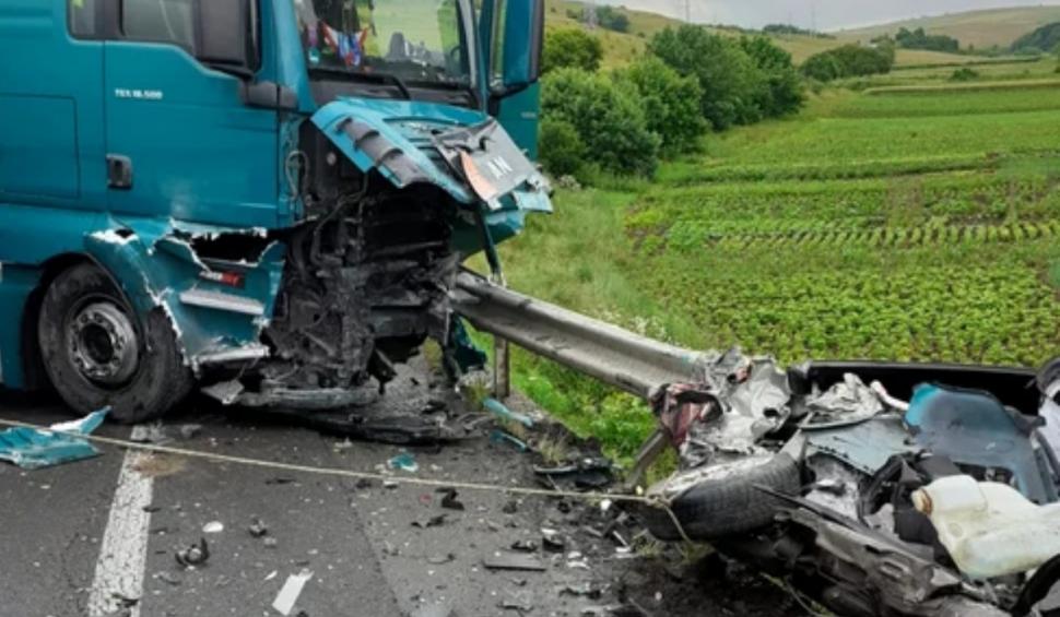 Ei sunt Ana şi Lucas, cei doi poliţişti care au murit în accidentul din Cluj. Tânăra de 23 de ani era însărcinată şi fusese ofiţer la Rutieră chiar în zona unde a avut loc tragedia 842597