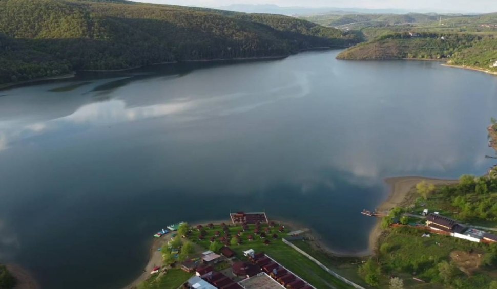 Lacul din România care nu se mai oprește din crescut. Localnicii din zonă sunt îngrijorați