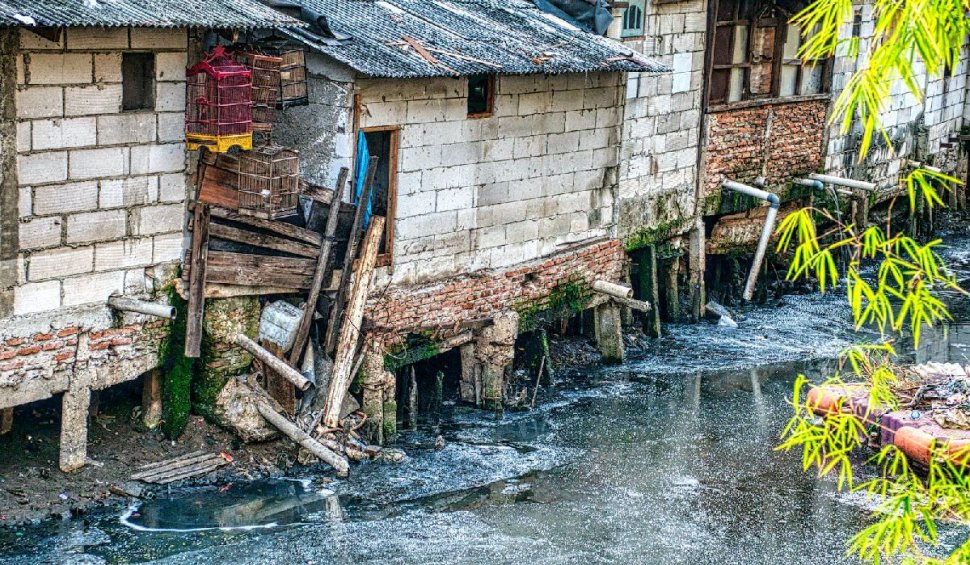 În România, aproape jumătate din populație nu este conectată la sistemul de canalizare