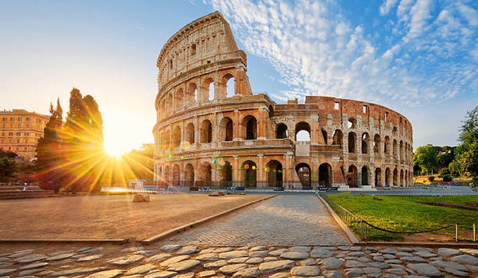 Ce amendă riscă un turist care a sculptat numele iubitei sale în Colosseumul din Roma