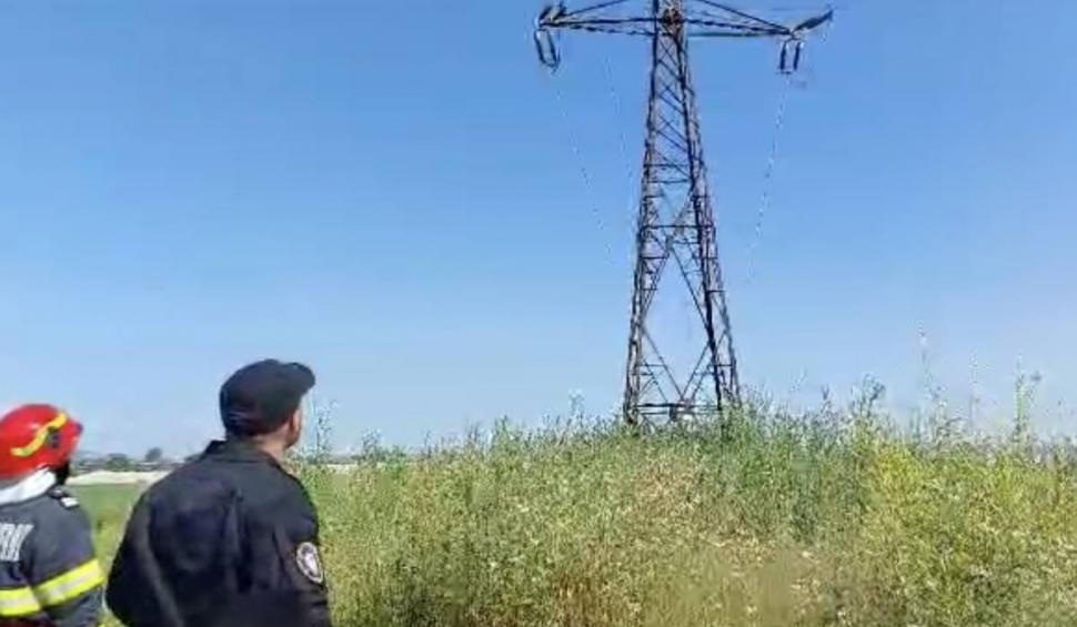 ”Bă, coboară jos, bă!” Metoda prin care un jandarm a încercat să convingă un bărbat să coboare de pe un stâlp de înaltă tensiune 842869