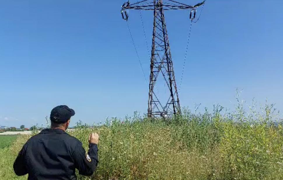 ”Bă, coboară jos, bă!” Metoda prin care un jandarm a încercat să convingă un bărbat să coboare de pe un stâlp de înaltă tensiune 842870