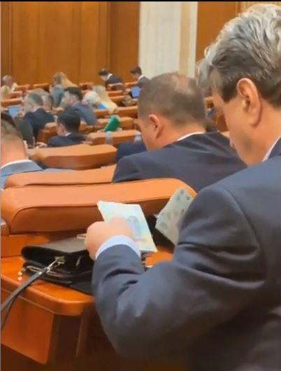 Deputatul care îşi număra banii în timp ce se tăiau pensiile speciale: ”Am avut de dat o datorie" 842938