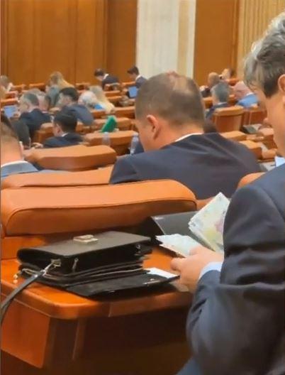 Deputatul care îşi număra banii în timp ce se tăiau pensiile speciale: ”Am avut de dat o datorie" 842939