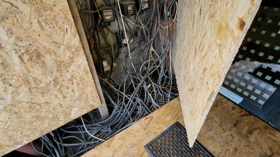 "Vestul sălbatic, instalaţia electrică 'pusă cu praştia' "| Pericol de incendiu la un bloc nou din Bucureşti | Avertismentul specialiştilor 843018