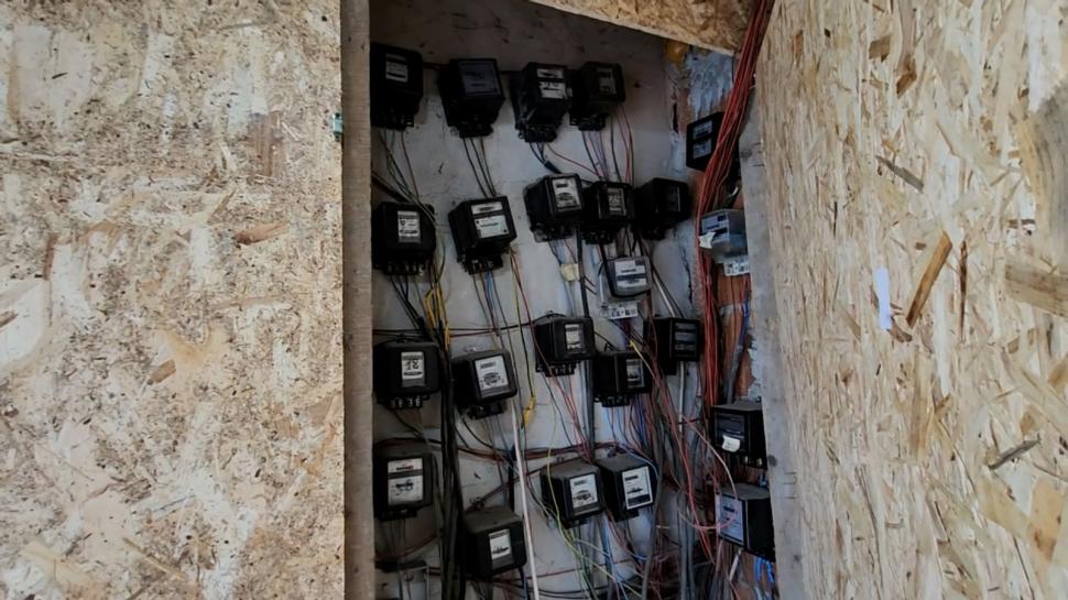 "Vestul sălbatic, instalaţia electrică 'pusă cu praştia' "| Pericol de incendiu la un bloc nou din Bucureşti | Avertismentul specialiştilor 843019