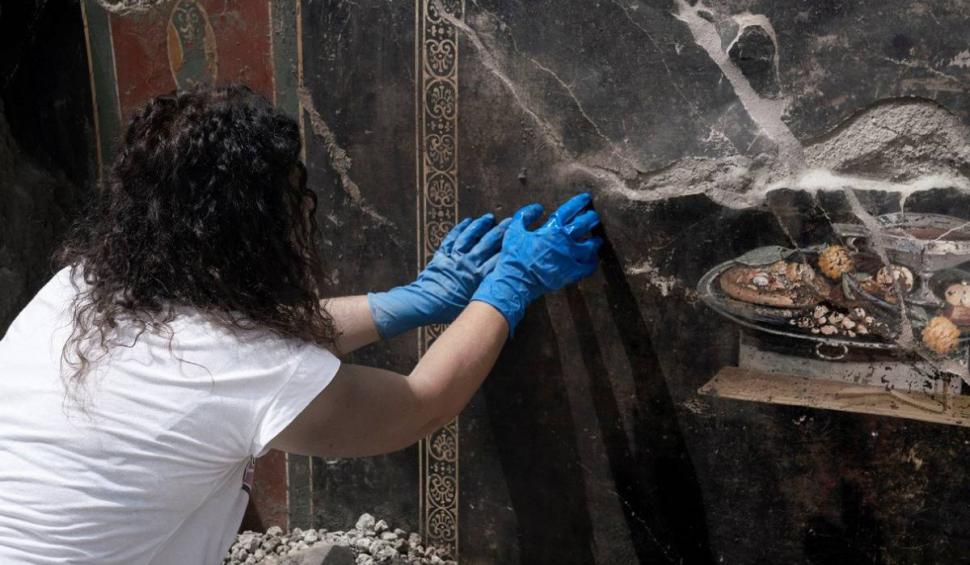 Cum arată o pizza de 2000 de ani, din Pompei. Descoperirea a devenit virală pe internet 843039